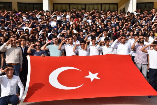 700 öğrenci Mehmetçiğe selam çaktı