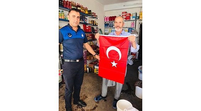 Mehmetçiğe destek için Türk Bayrağı dağıtıldı