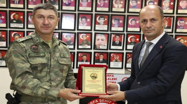 Oktay Ağbuğa'dan Başkan Yavuz'a Plaket