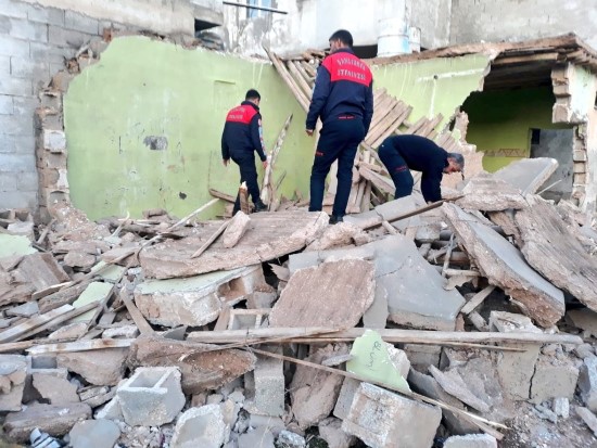 Şanlıurfa’da ev çöktü, bir çocuk yaralandı