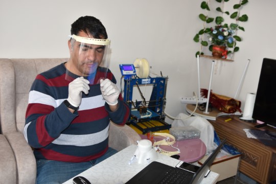 (Özel) Sağlık çalışanları için 3D yazıcıyla yüz koruyucu siper üretti