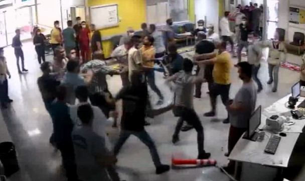 Hasta yakınlarının güvenlik görevlilerini darp ettiği anlar kamerada (Video)
