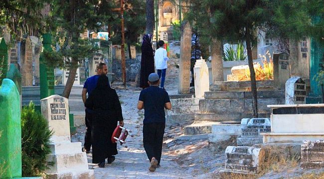 Şanlıurfa’da namaz sonrası vatandaşlar mezarlıklara akın etti
