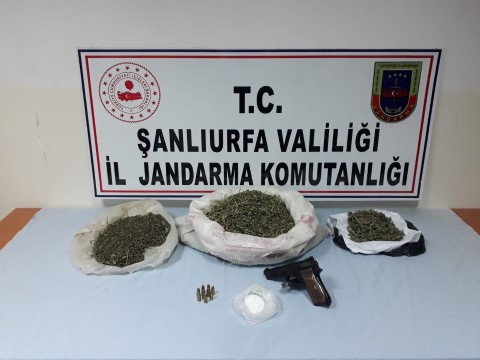 Cezaevi firarisi uyuşturucu ve silahla yakalandı (Video)