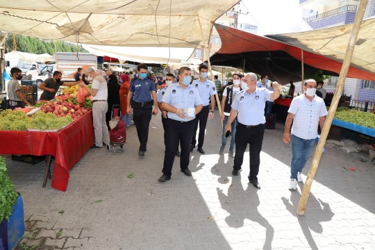 Karaköprü'de pazar yerlerinde maske ve mesafe denetimi