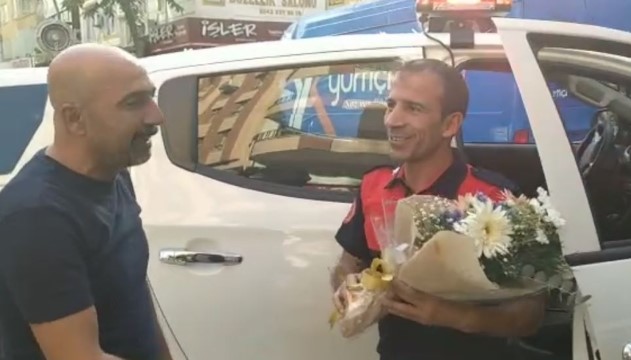 Yangına çağrılan itfaiye ekibine çiçek ve alkışlı karşılama (Videolu Haber)