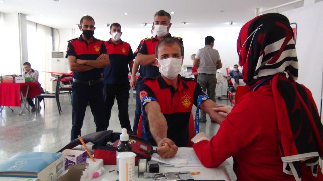 Koronayı yenen 24 itfaiyeci immün plazma bağışında bulundu
