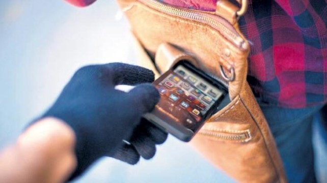 Yardım etme bahanesiyle yaklaştığı kadının parasını ve telefonunu çaldı