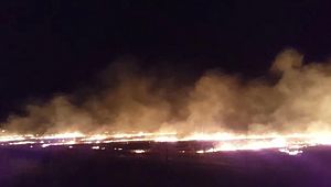 Anız yangını yerleşim alanına ulaşmadan söndürüldü ( Video Haber )