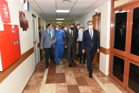 Vali Erin, Küçük Kızı Hastanede Ziyaret Etti