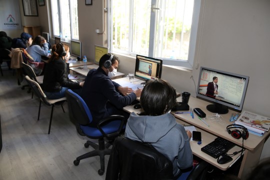 Öğrenciler sınavlara karaköprü belediyesi okuma salonlarında hazırlanıyor ( Video Haber )