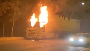 Şanlıurfa'da seyir halindeki tır alev alev yandı ( Video Haber )
