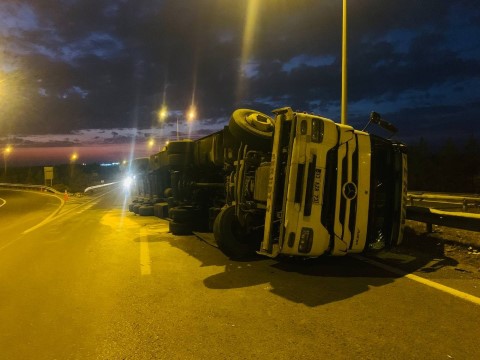 Irak’a mobilya taşıyan tır Şanlıurfa’da devrildi ( Video Haber )