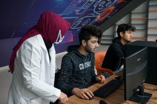 Karaköprü’de gençler yazılım öğreniyor 