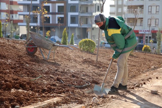 Karaköprü'de yeşil alan düzenleme çalışmaları sürüyor
