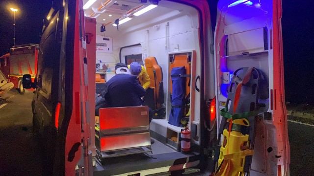 Sürücüsünün kapalı yolu fark etmediği araç metrelerce takla attı: 1 ölü, 3 ağır yaralı ( Video Haber )