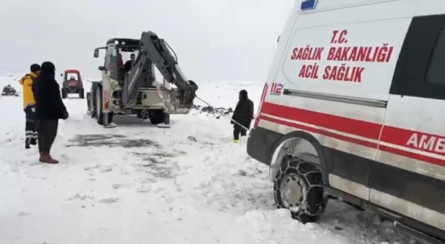Hasta almaya giden sağlık ekipleri karda mahsur kaldı ( Video Haber )