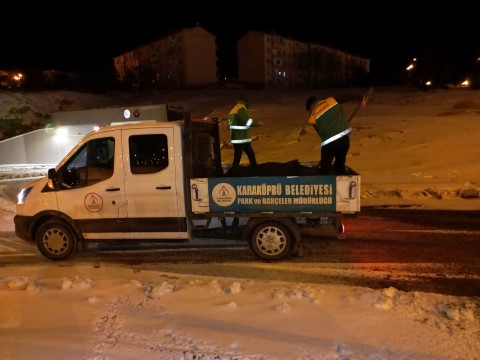 Karaköprü’de kar temizleme ekipleri gece- gündüz çalışıyor