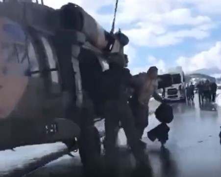 Otoyolda mahsur kalanlara askeri helikopterle kumanya ulaştırıldı ( Video Haber )