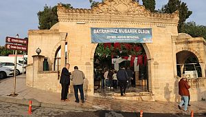 Şanlıurfa'da Mezarlık ziyaret edenlere lokum ve su ikram edildi