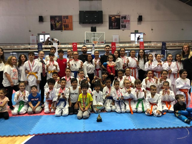 Manisa BBSK Karate Takımı bir yılda onlarca madalya kazandı