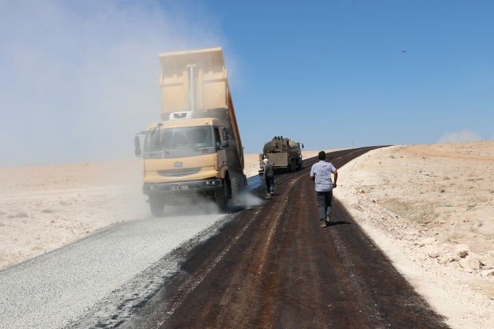 Büyükşehir'den Harran kırsalında sathi asfalt çalışması (video)