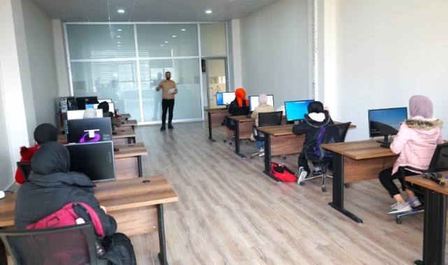 Karaköprü'de kadınlar temel bilgisayar eğitimi alıyor