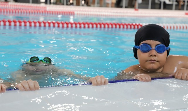 Karaköprü’de çocuklar zamanını yüzmeyi öğrenerek değerlendiriyor (video)