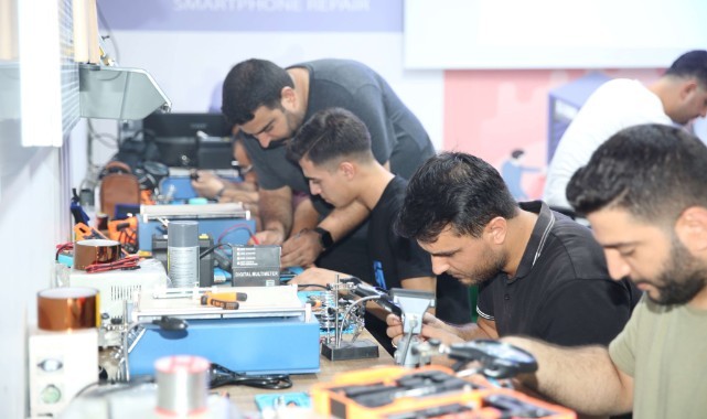 Karaköprü’de gençler telefon tamirciliğini öğreniyor (video)
