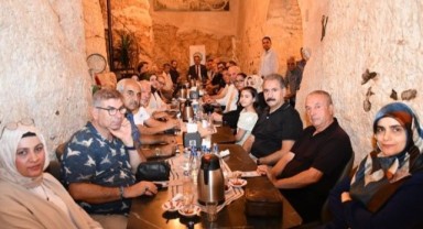 Şanlıurfa’da Edebiyat ve Bilim Rüzgarı: Prof. Dr. Güllüoğlu Yazarlarla Bir Araya Geldi