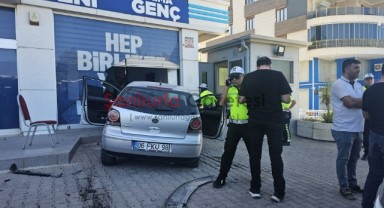 Şanlıurfa'da Virajı Alamayan Sürücü AK Parti İl Binasına Çarptı: 3 Yaralı