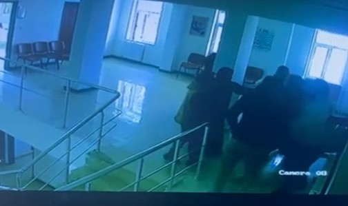 Kan Tahlili Krizi: Hasta Yakını Akçakale'de İki Hemşireyi Darbetti!