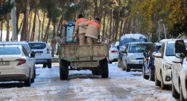 Haliliye Belediyesi’nden Buzlanmaya Karşı Kesintisiz Çalışma!