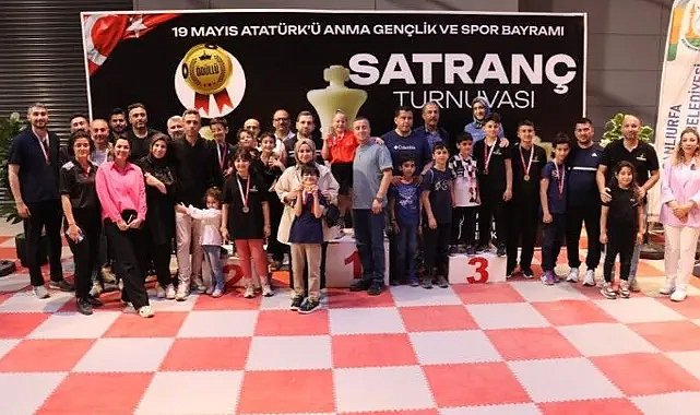 ŞANLIURFA'DA GENÇLER SATRANÇTA KIYASIYA YARIŞTI
