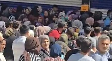 Şanlıurfa’da İndirim İzdihamı! AVM Önünde Uzun Kuyruklar