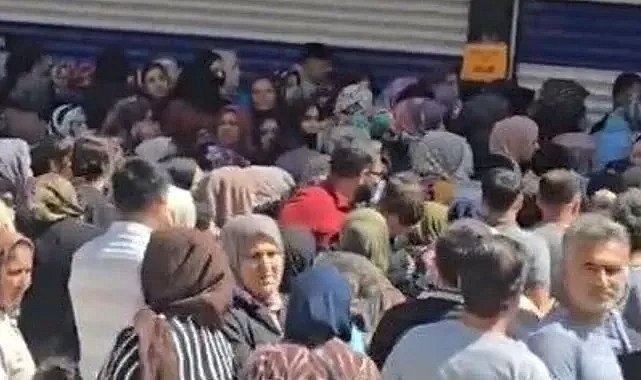 Şanlıurfa’da İndirim İzdihamı! AVM Önünde Uzun Kuyruklar