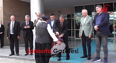 Şanlıurfa’da Renkli Anlar! Vali Şıldak’tan Davulcuya Bahşiş