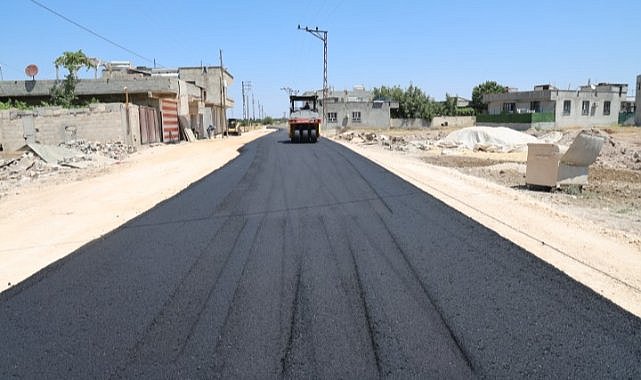 Hilvan Bahçelievler Mahallesi'nde sıcak asfalt çalışmaları başladı