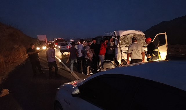 Birecik'te Minibüs ile Otomobilin Çarpıştığı Kazada 2 Yaralı