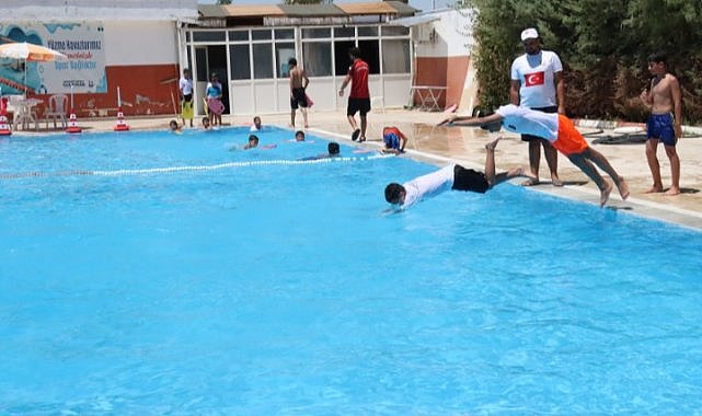 Şanlıurfa Büyükşehir'den Çocuklara Ücretsiz Yüzme Eğitimi