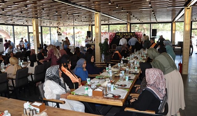 Şanlıurfa'da okuma yazma kursunu tamamlayan kadınlar mezun oldu