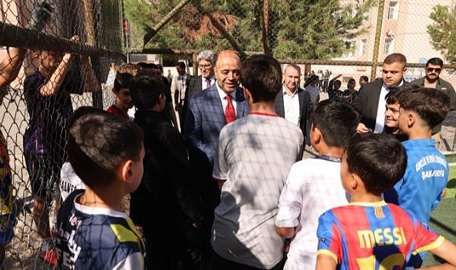 Karaköprü’de Bir Okula Daha Sentetik Çim Saha Kazandırıldı