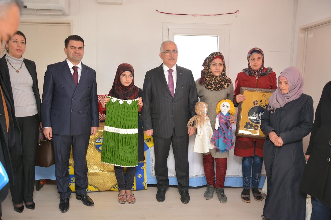 Vali Tuna Ceylanpınar'daki Suriyelileri ziyaret etti