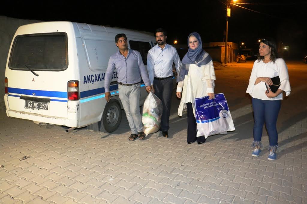 Akçakale Belediyesi'nden gıda ve bayramlık yardımı