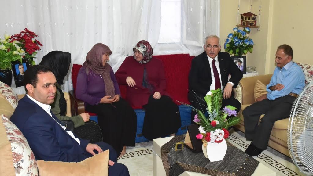 Vali Tuna, iftarda şehit ailesine konuk oldu