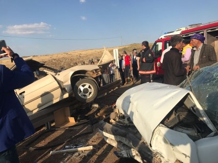 Şanlıurfa'da otomobiller kafa kafaya çarpıştı: 7 yaralı