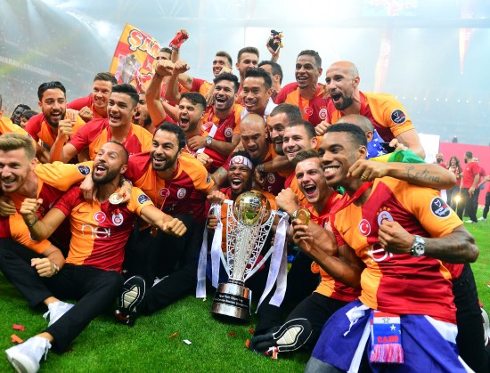 Şampiyon Galatasaray kupasını aldı