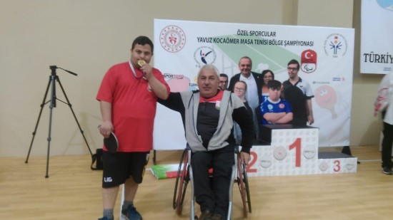 Özel sporcu altın madalya ile memleketine dönüyor
