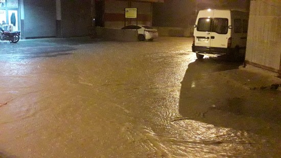 Şanlıurfa'da sağanak yağmur caddeleri göle çevirdi