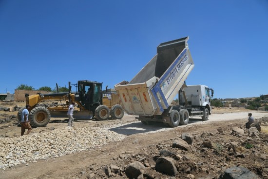 Eyyübiye kırsalında yol yapımı sürüyor